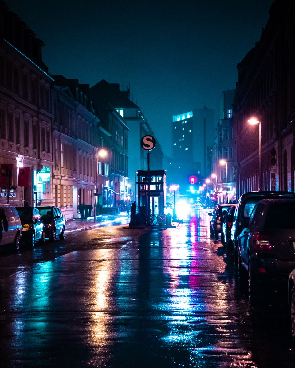Schwierige Lage der Prostitution 2021 - Nächtliche menschenleere nasse Berliner Straße