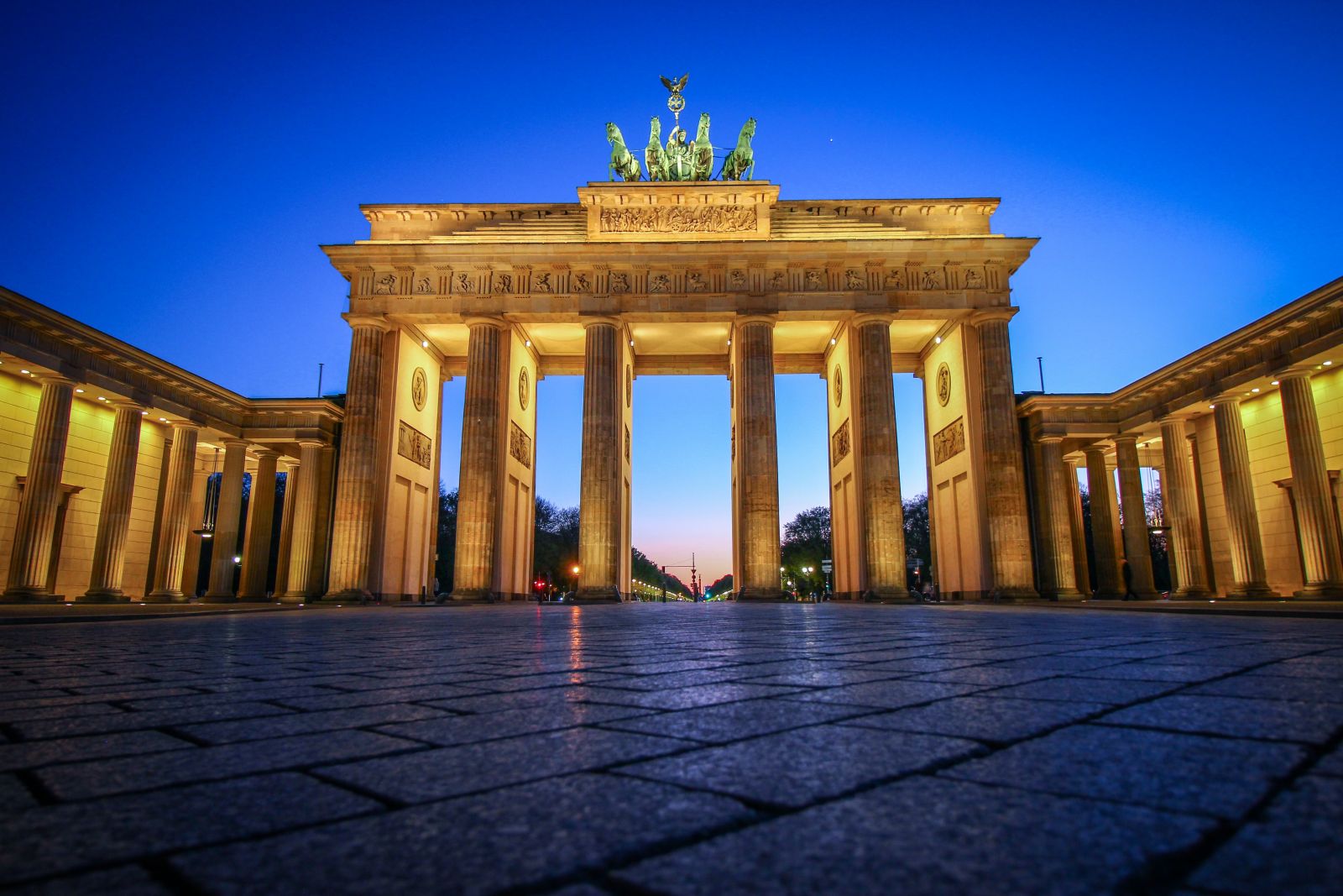 Zum 31. Mal jährt sich der Nationalfeiertag der Bundesrepublik Deutschland. Wir erinnern uns.