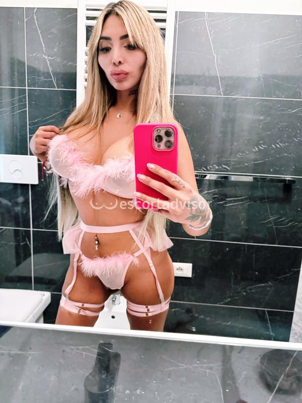 Zoe escort Cattolica